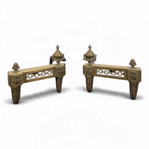 Paire de chenets de style Louis XVI en laiton à pots à feu