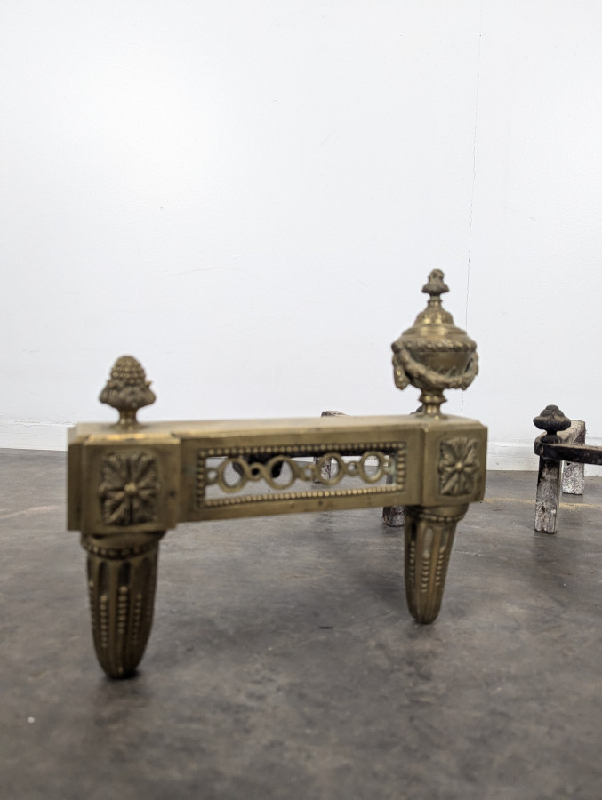 Paire de chenets de style Louis XVI en laiton à pots à feu
