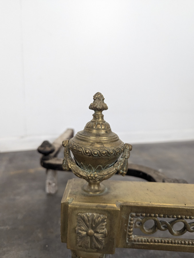 Paire de chenets de style Louis XVI en laiton à pots à feu
