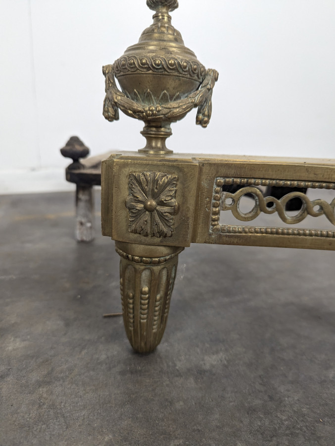 Paire de chenets de style Louis XVI en laiton à pots à feu