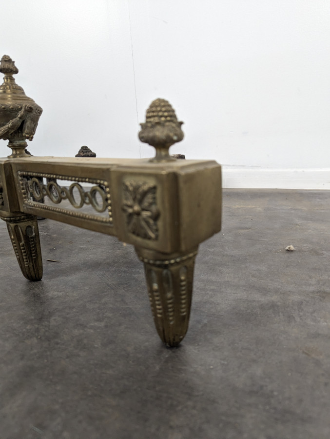 Paire de chenets de style Louis XVI en laiton à pots à feu