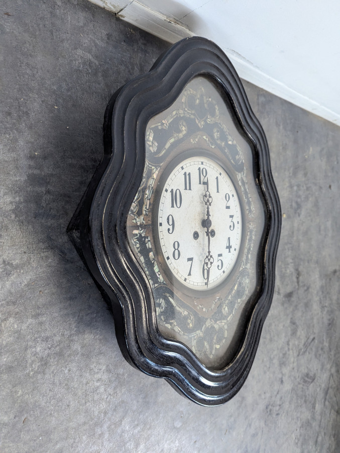 Horloge œil-de-bœuf Napoléon III incrustée de nacre