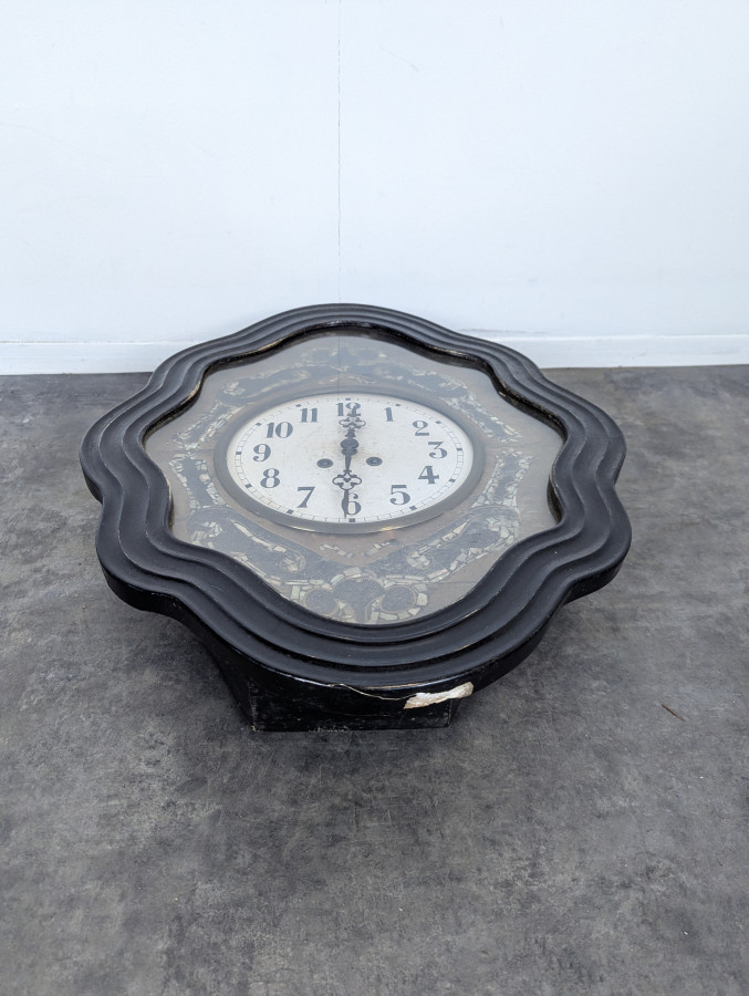 Horloge œil-de-bœuf Napoléon III incrustée de nacre