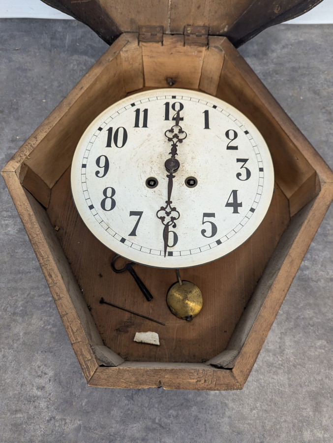 Horloge œil-de-bœuf Napoléon III incrustée de nacre