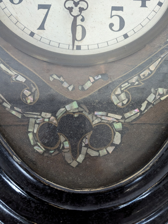 Horloge œil-de-bœuf Napoléon III incrustée de nacre