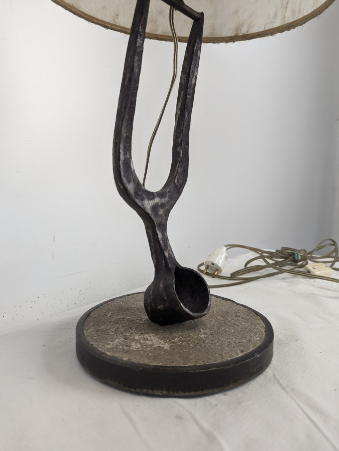Lampe brutaliste art populaire en fer forgé