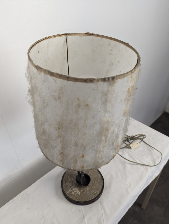 Lampe brutaliste art populaire en fer forgé