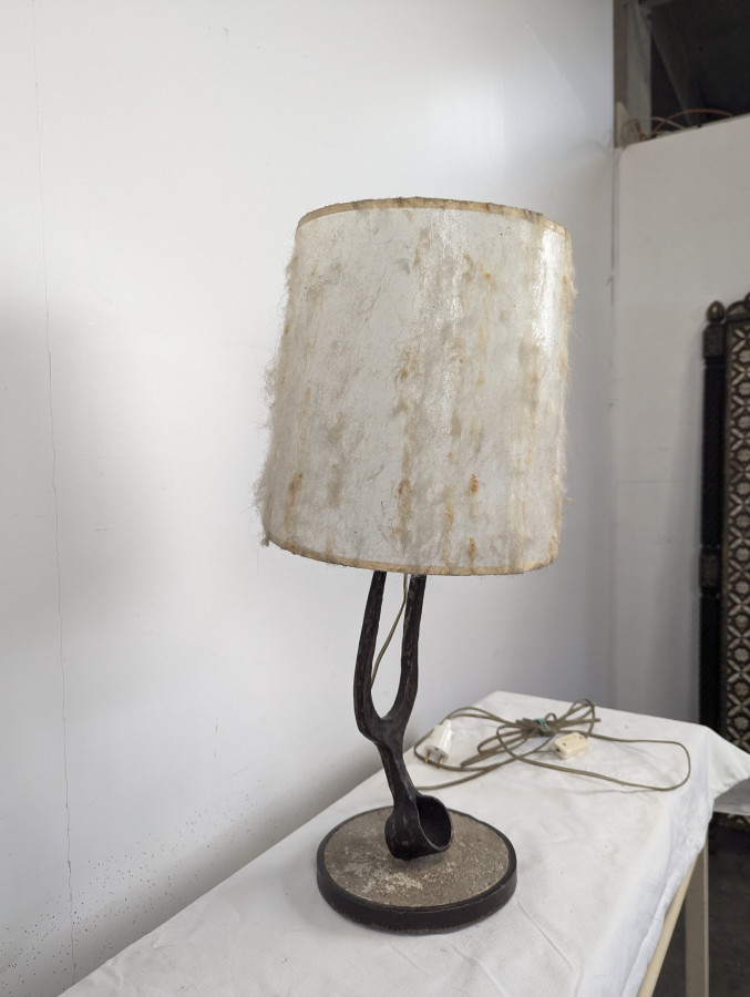 Lampe brutaliste art populaire en fer forgé