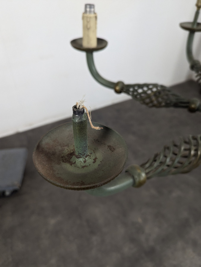 Grand lustre à six bras en fer forgé patiné vert et laiton