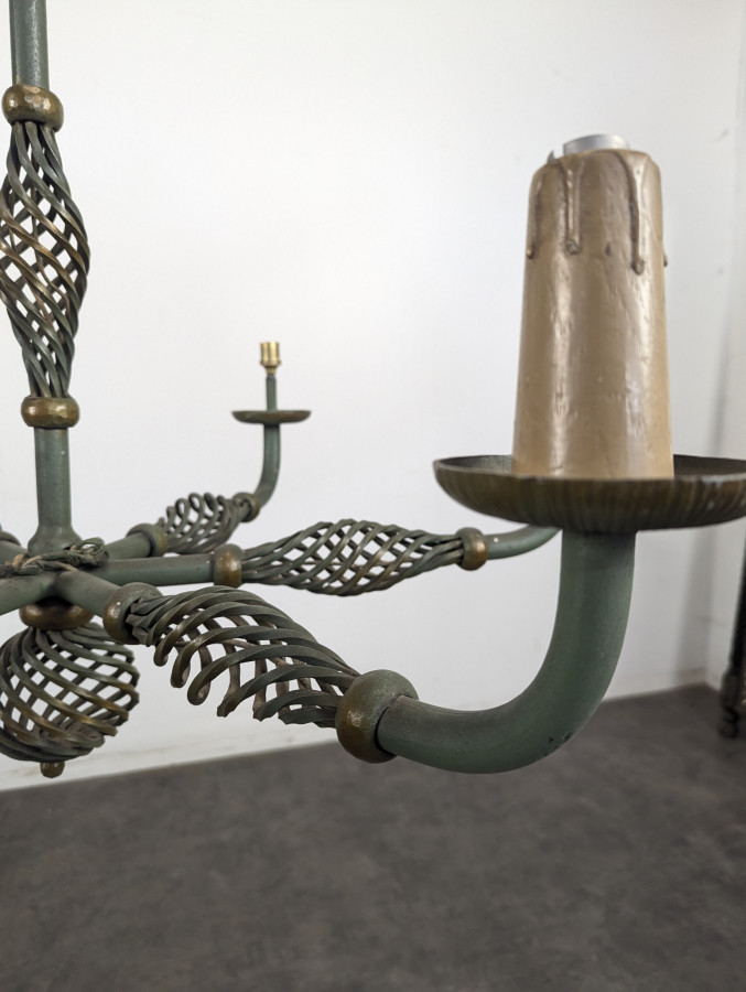 Grand lustre à six bras en fer forgé patiné vert et laiton