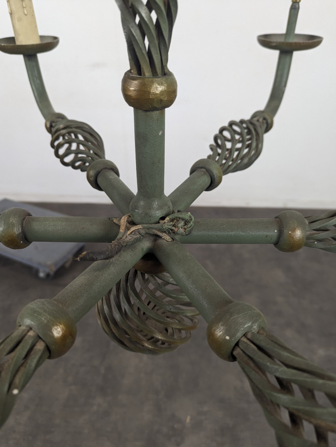 Grand lustre à six bras en fer forgé patiné vert et laiton