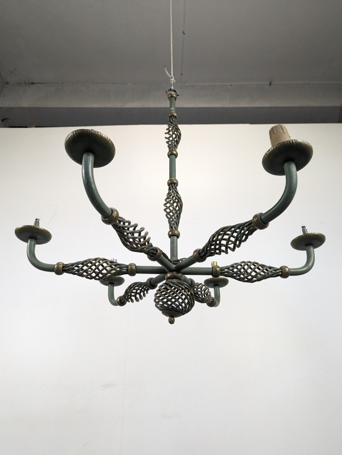 Grand lustre à six bras en fer forgé patiné vert et laiton