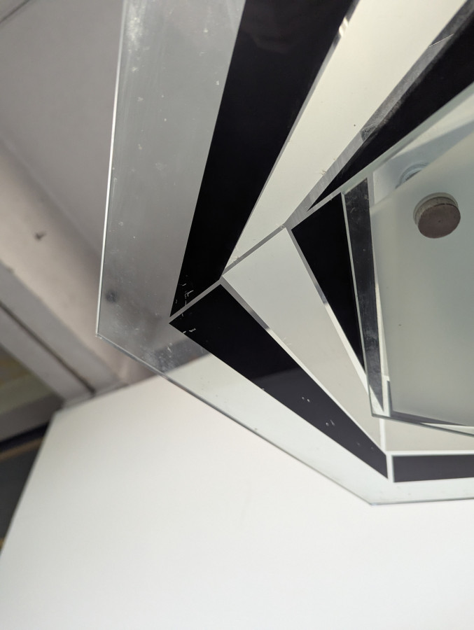 Suspension moderniste pentagonale en verre et métal laqué noir