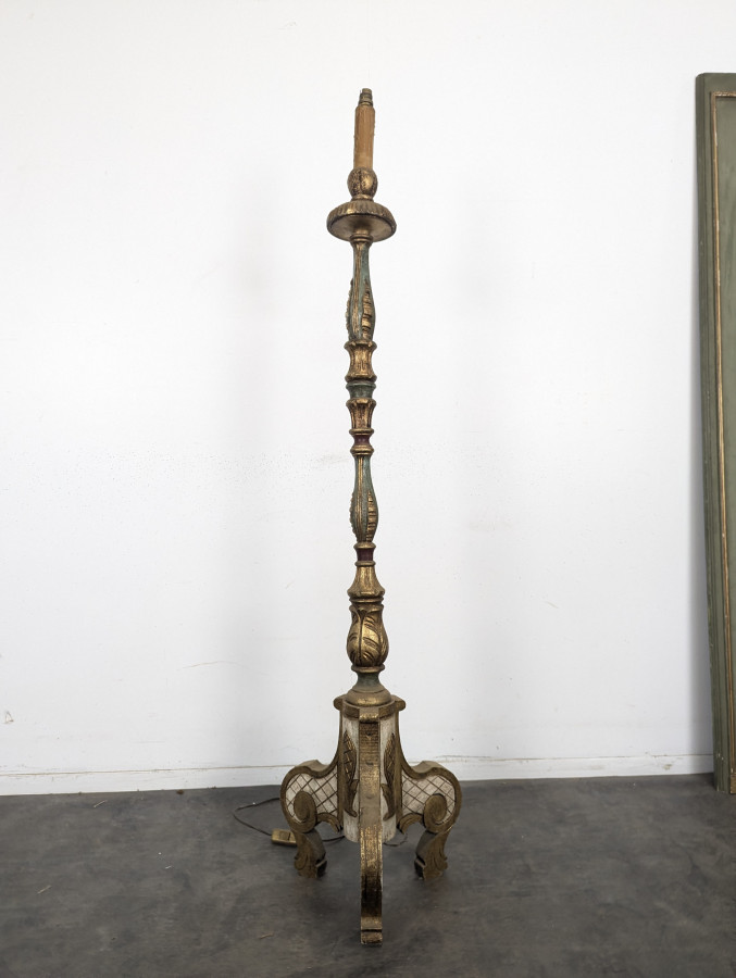 Lampadaire torchère en bois sculpté et doré