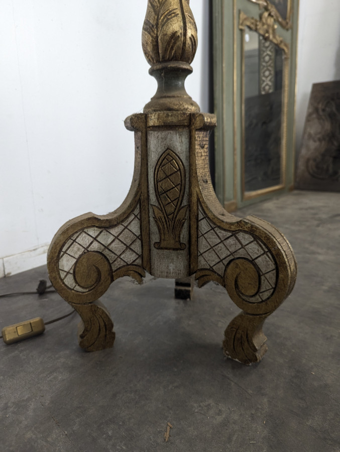 Lampadaire torchère en bois sculpté et doré