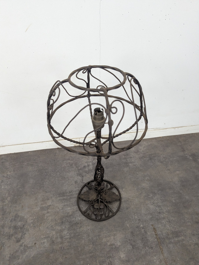 Lampe de table en fer forgé à abat-jour sphérique