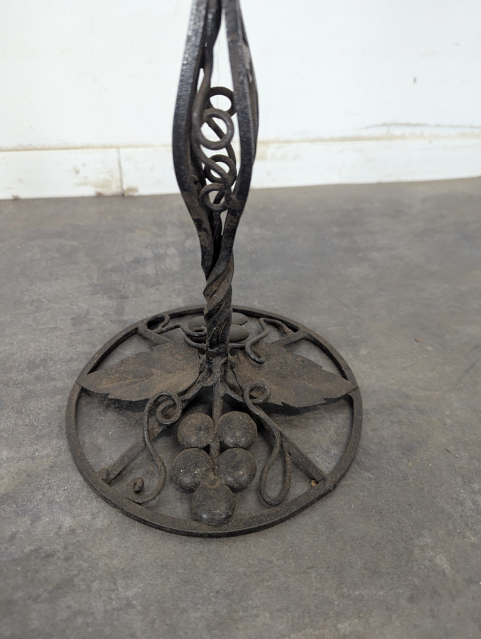 Lampe de table en fer forgé à abat-jour sphérique