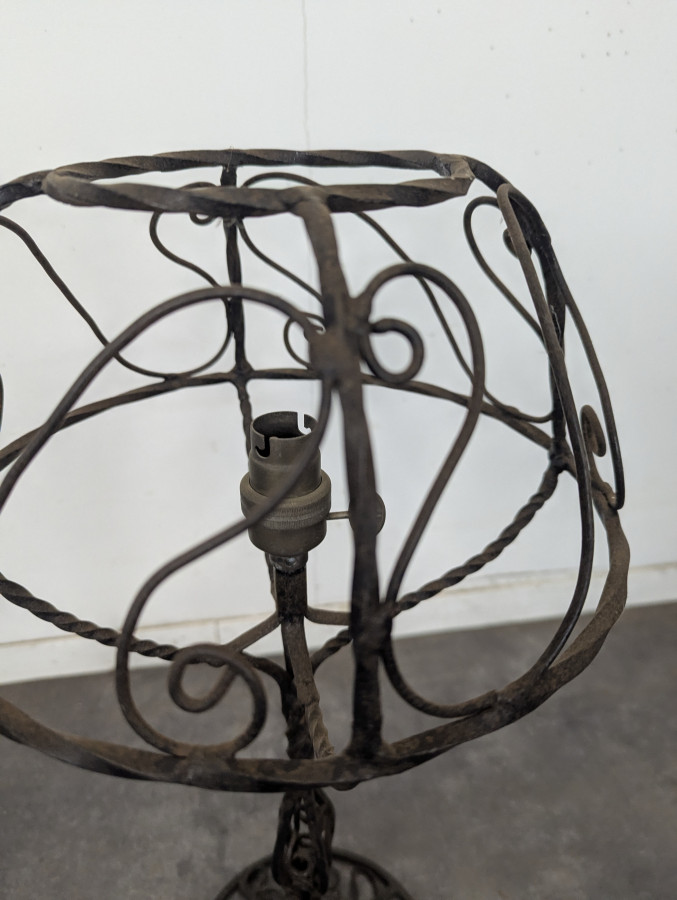 Lampe de table en fer forgé à abat-jour sphérique