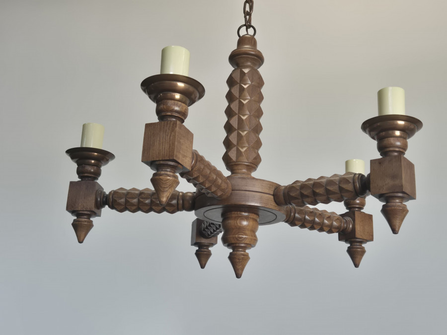 Lustre en bois sculpté à pointes de diamant