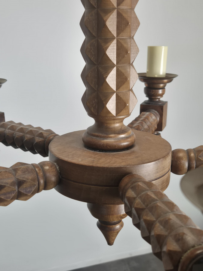 Lustre en bois sculpté à pointes de diamant