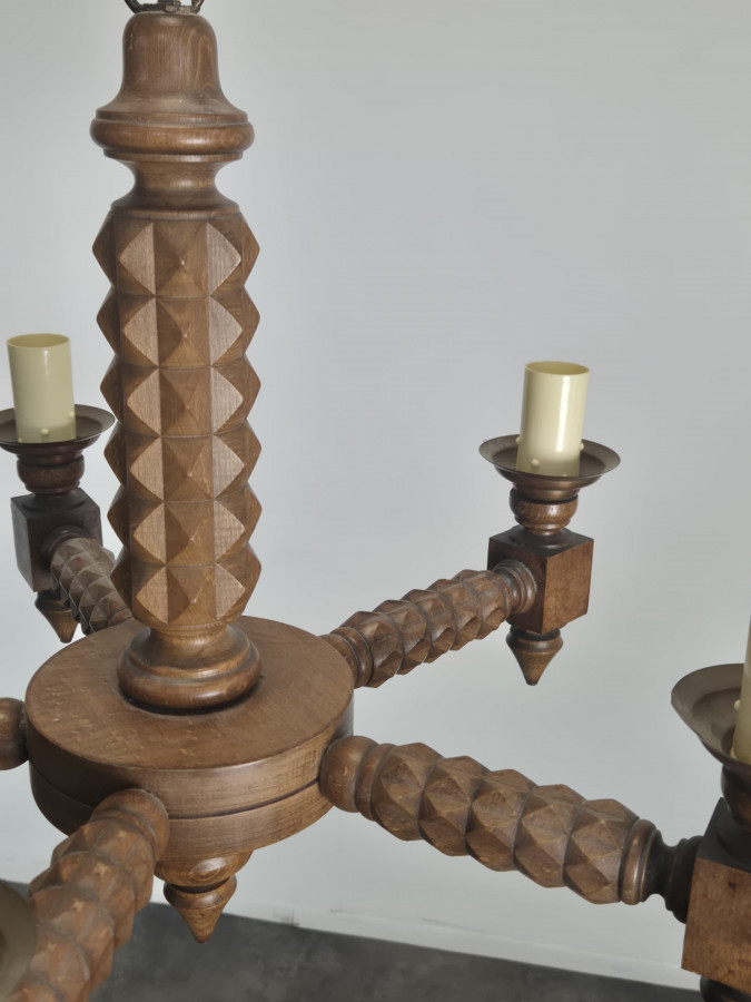 Lustre en bois sculpté à pointes de diamant