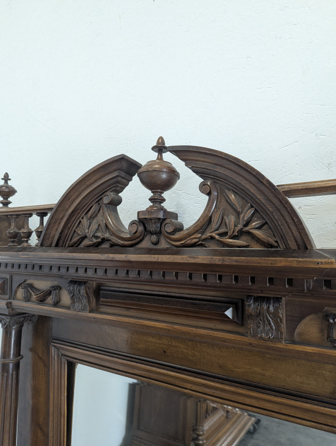 Grand miroir de style Renaissance en noyer massif