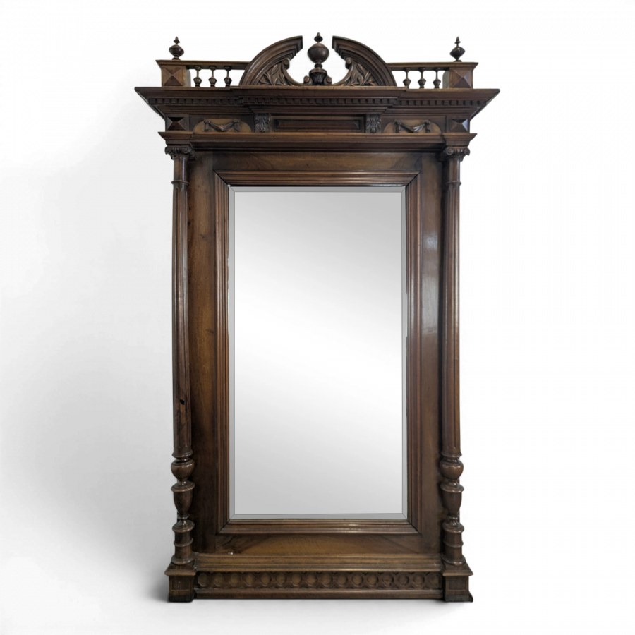 Grand miroir de style Renaissance en noyer massif