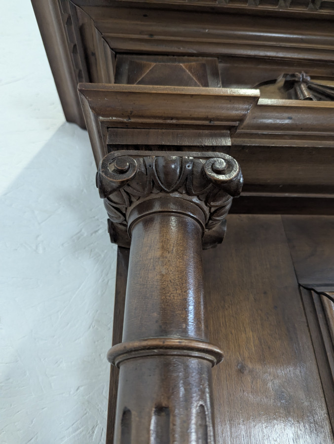 Grand miroir de style Renaissance en noyer massif