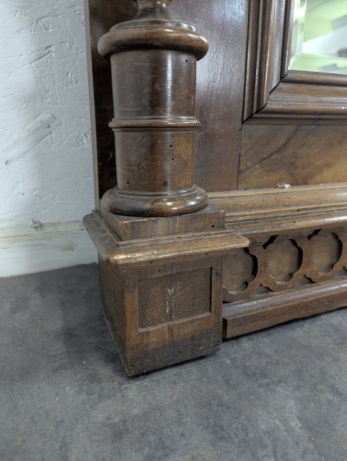Grand miroir de style Renaissance en noyer massif