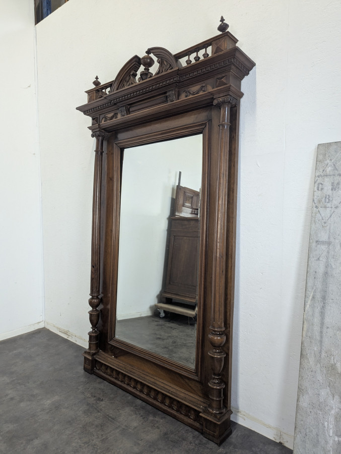 Grand miroir de style Renaissance en noyer massif