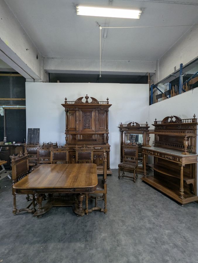 Grand miroir de style Renaissance en noyer massif