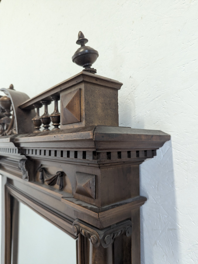 Grand miroir de style Renaissance en noyer massif