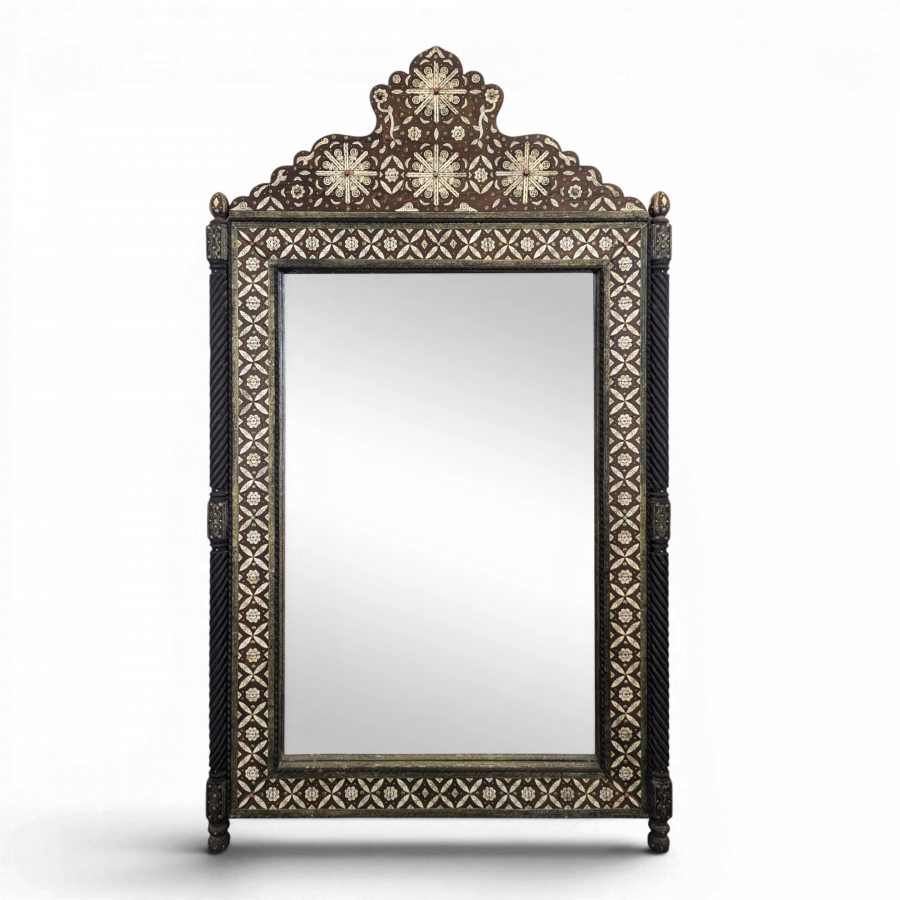 Miroir orientaliste avec incrustations d'os et cabochons de pierres dures