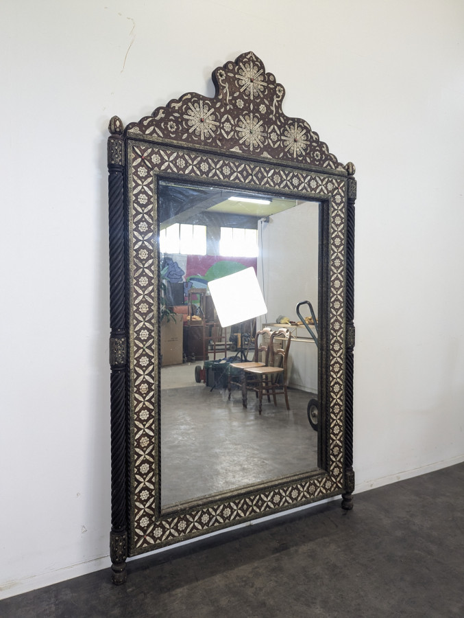 Miroir orientaliste avec incrustations d'os et cabochons de pierres dures
