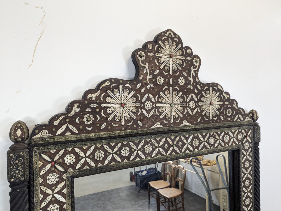 Miroir orientaliste avec incrustations d'os et cabochons de pierres dures