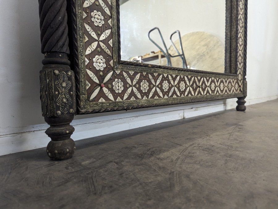 Miroir orientaliste avec incrustations d'os et cabochons de pierres dures