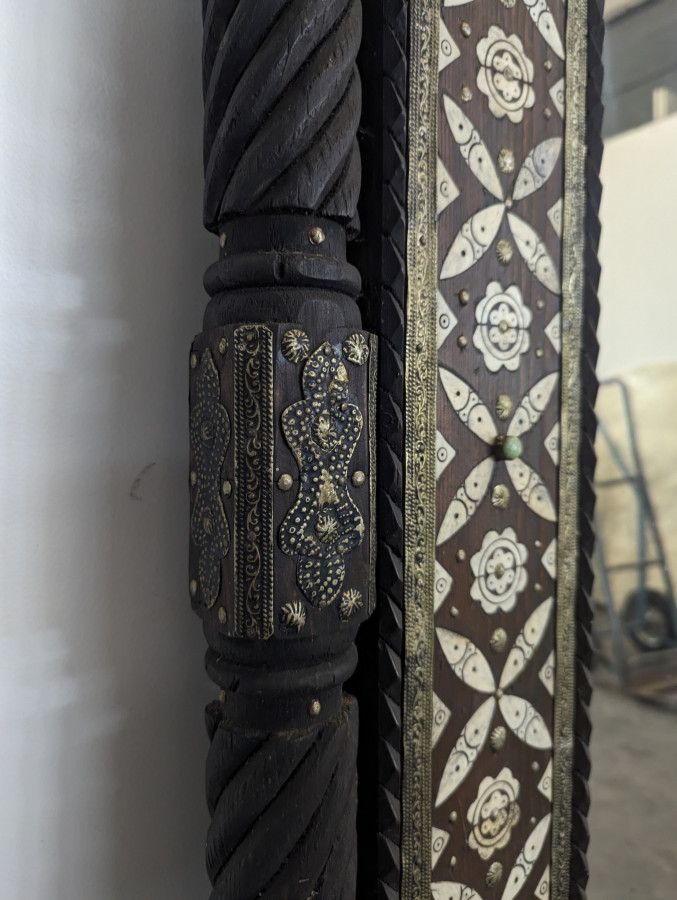 Miroir orientaliste avec incrustations d'os et cabochons de pierres dures