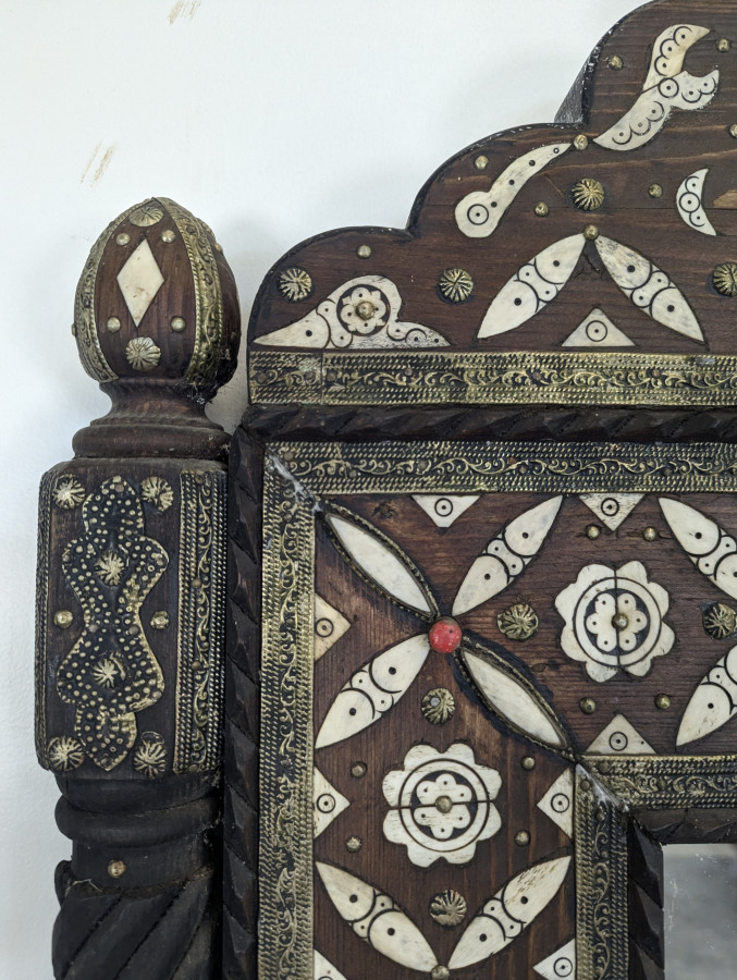 Miroir orientaliste avec incrustations d'os et cabochons de pierres dures