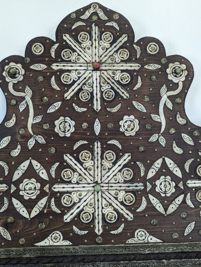 Miroir orientaliste avec incrustations d'os et cabochons de pierres dures