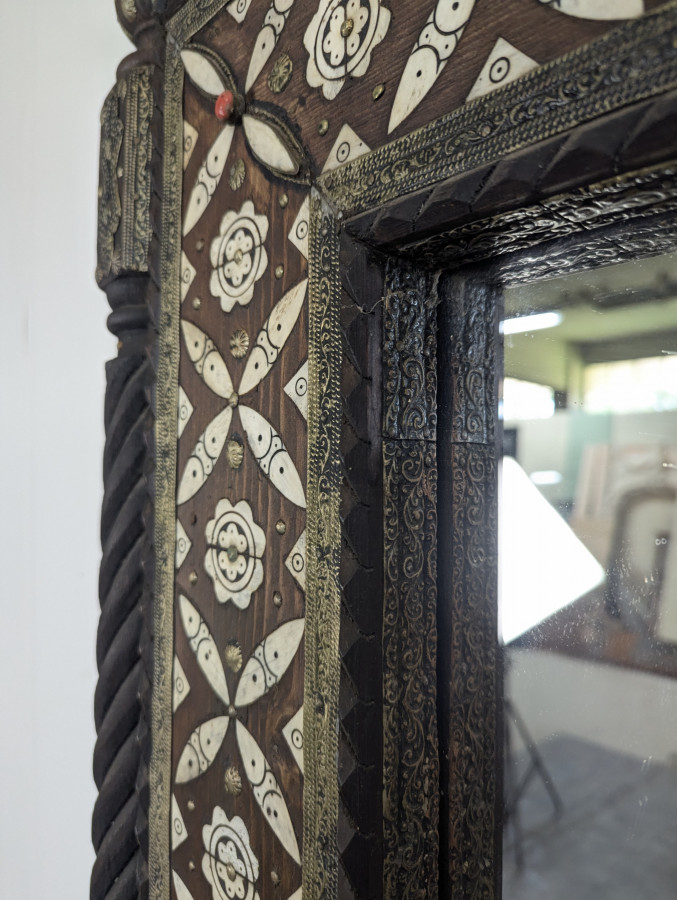 Miroir orientaliste avec incrustations d'os et cabochons de pierres dures