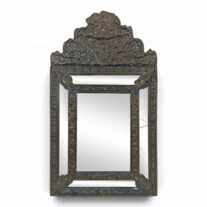 Miroir à parecloses en laiton repoussé de style hollandais
