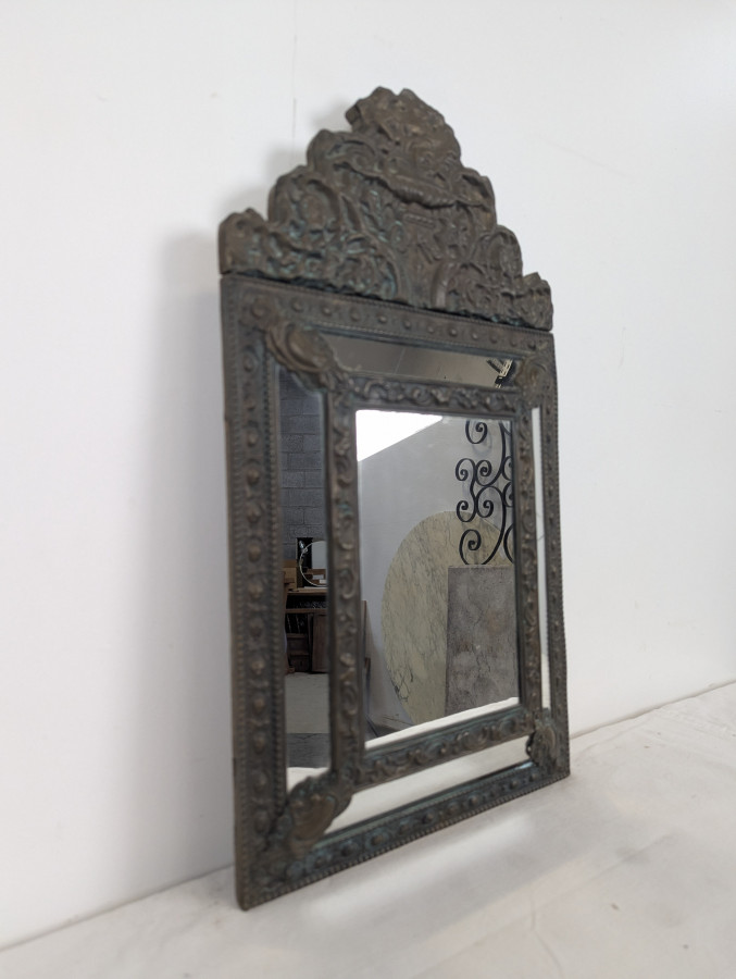 Miroir à parecloses en laiton repoussé de style hollandais