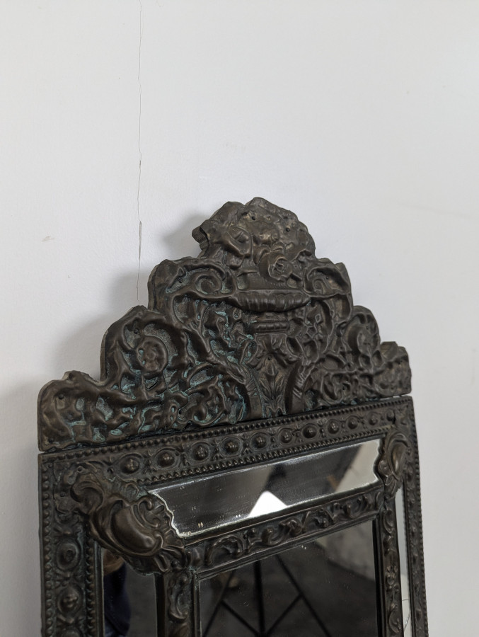 Miroir à parecloses en laiton repoussé de style hollandais