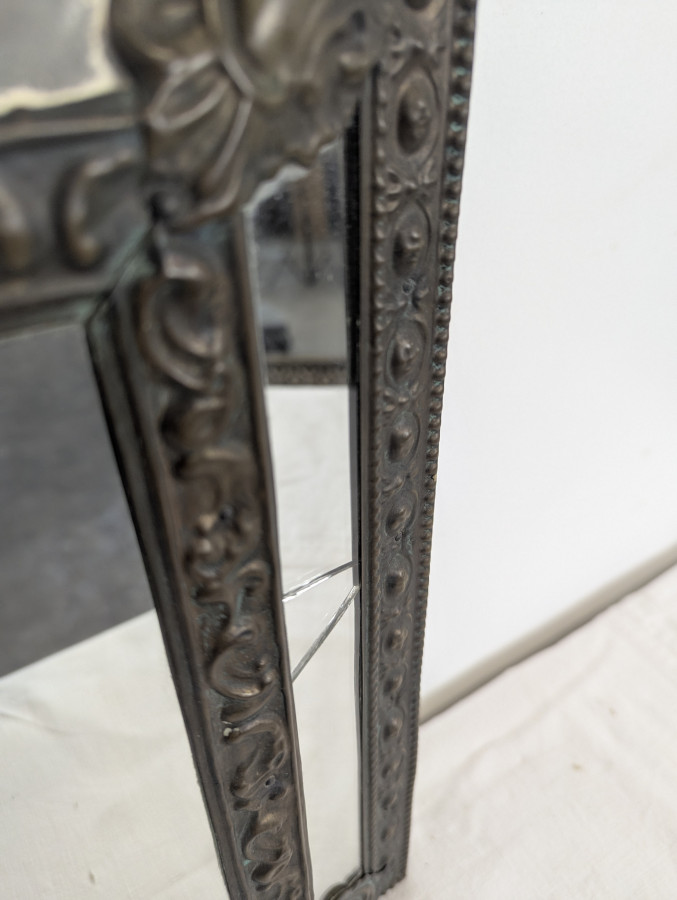Miroir à parecloses en laiton repoussé de style hollandais