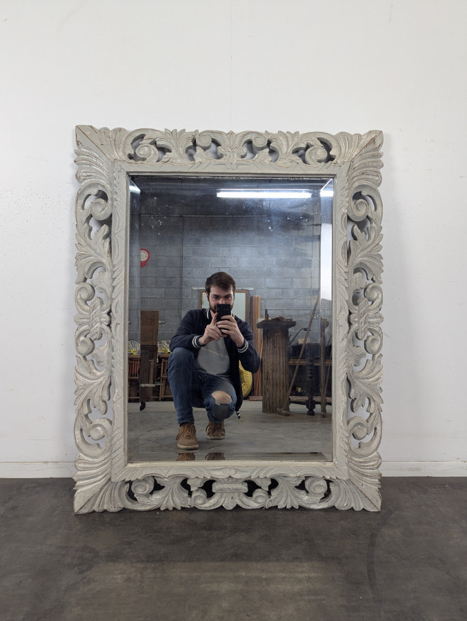 Miroir à cadre en bois sculpté ajouré patiné gris
