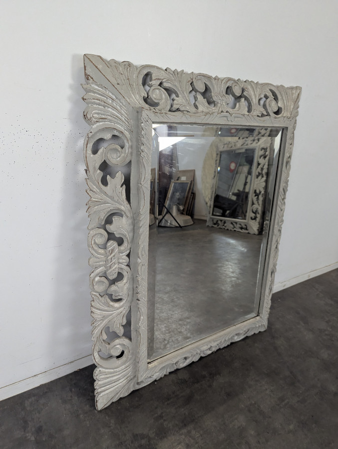 Miroir à cadre en bois sculpté ajouré patiné gris