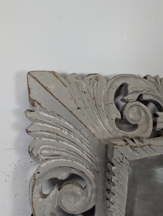 Miroir à cadre en bois sculpté ajouré patiné gris
