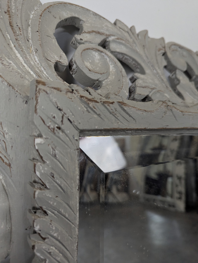 Miroir à cadre en bois sculpté ajouré patiné gris