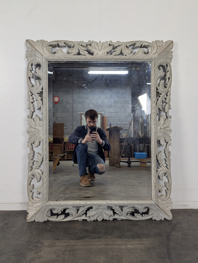 Grand miroir à cadre en bois sculpté ajouré patiné gris