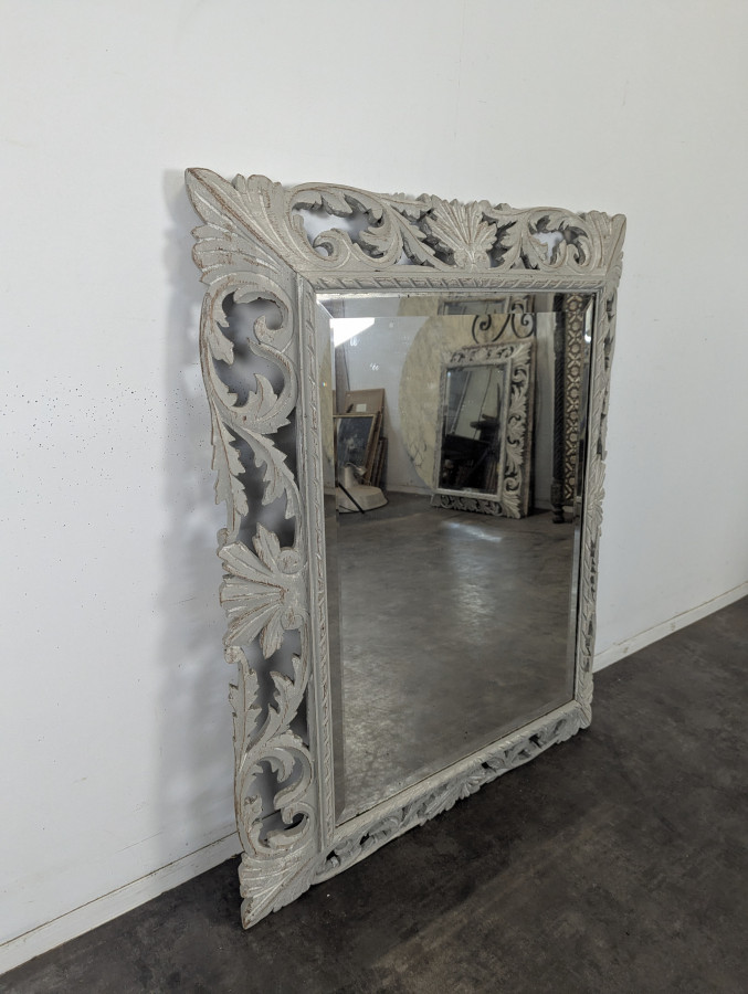 Grand miroir à cadre en bois sculpté ajouré patiné gris